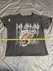 Def Leppard women’s M Gray Cotton Knit Crew Neck Short Sleeve Leopard Logo Tee