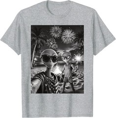 Patriotic Alien Selfie USA Fireworks 4th of July Funny Alien T-Shirt