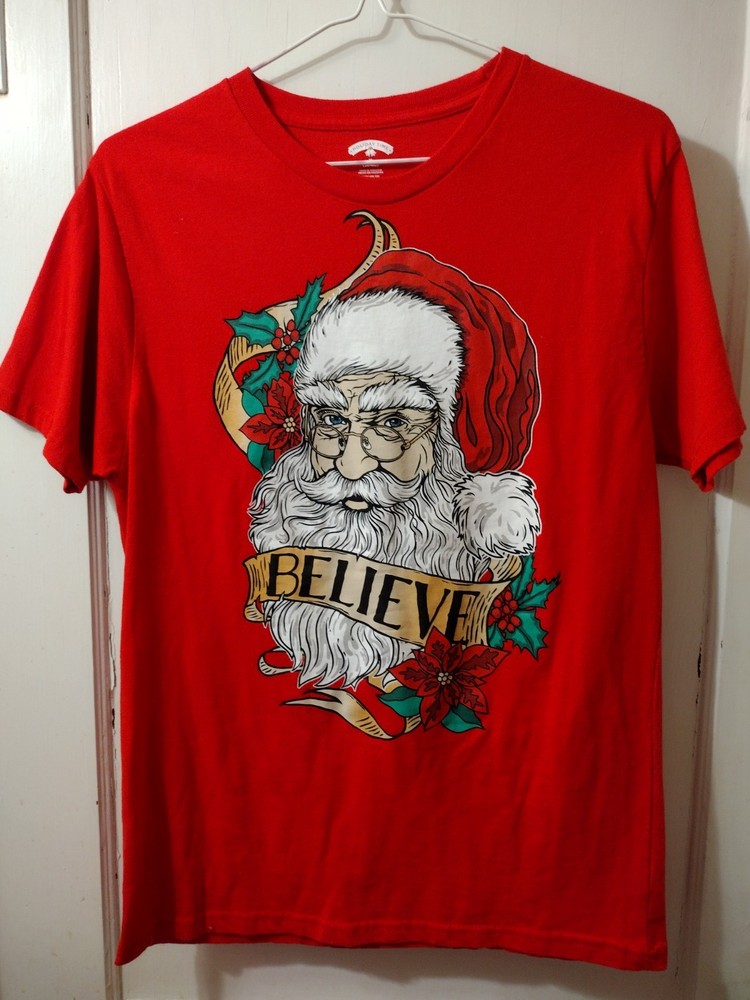 Holiday Time Christmas Santa Claus Believe Men’s Short Sleeve T Shirt Size M