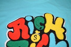 OUTRANK SNEAKER T-SHIRT RICH RICH EMBROIDERED MENS BLUE LARGE L MONEY CASH RARE