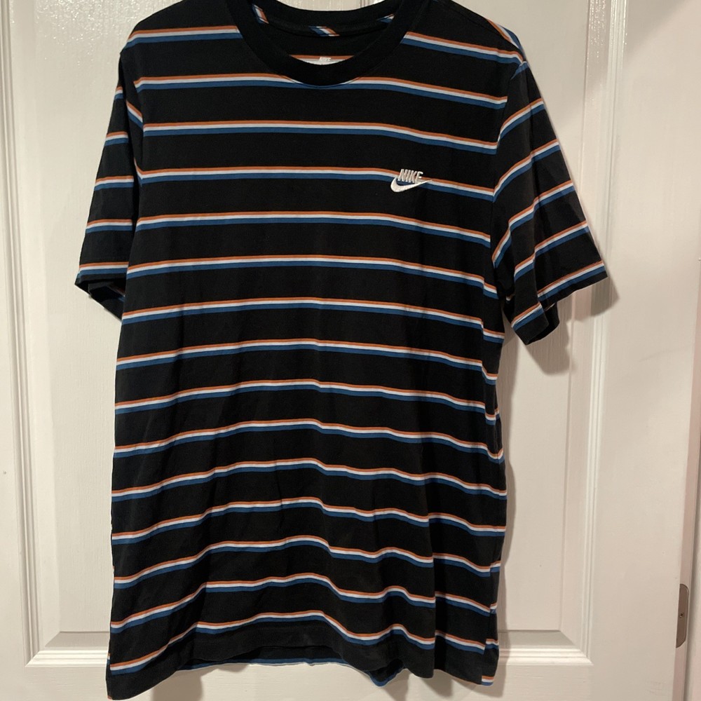 Nike Sportswear Men’s Black/Burnt Sunrise Club Men’s T-Shirt Size XL