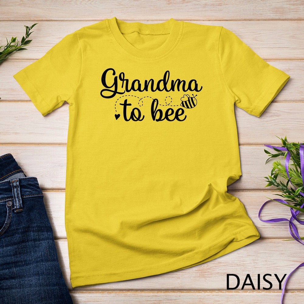Grandma to Bee – Cute Pregnancy Announcement for Grandmother Unisex T-shirt