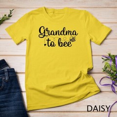 Grandma to Bee – Cute Pregnancy Announcement for Grandmother Unisex T-shirt
