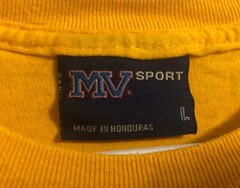 vtg University of New Haven Graphic Tee T-Shirt Sz L MV SPORT Gold Spellout