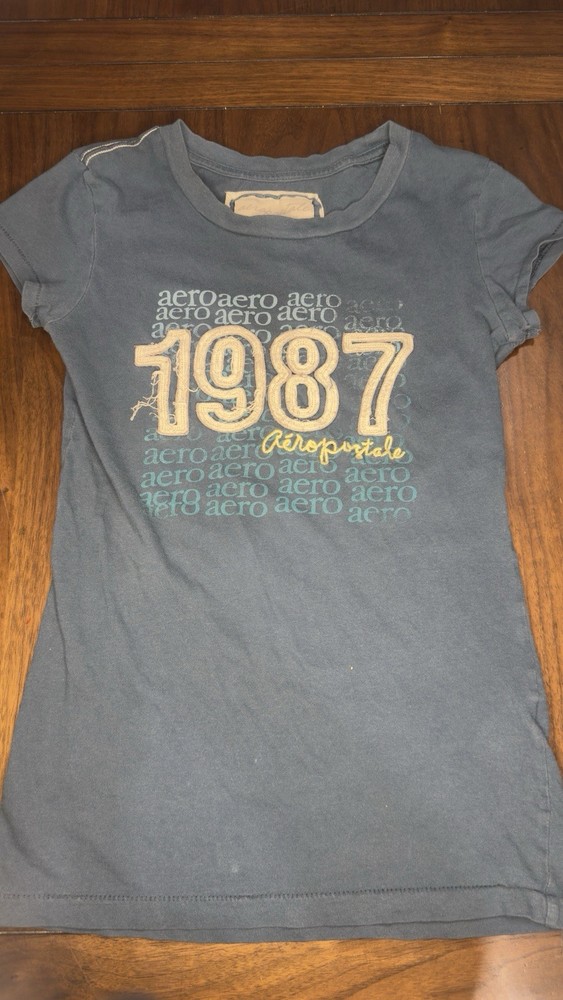 This blue Aéropostale crewneck t-shirt features a large “1987” Size S
