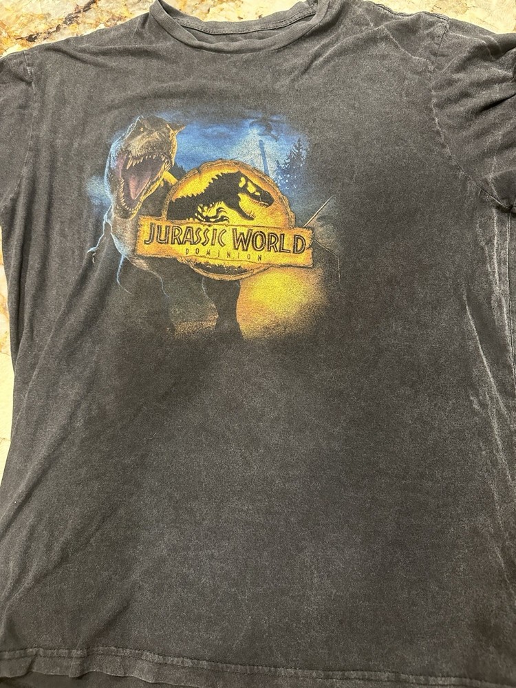 Jurassic World, Universal Studios Men’s Large T-Shirt ￼
