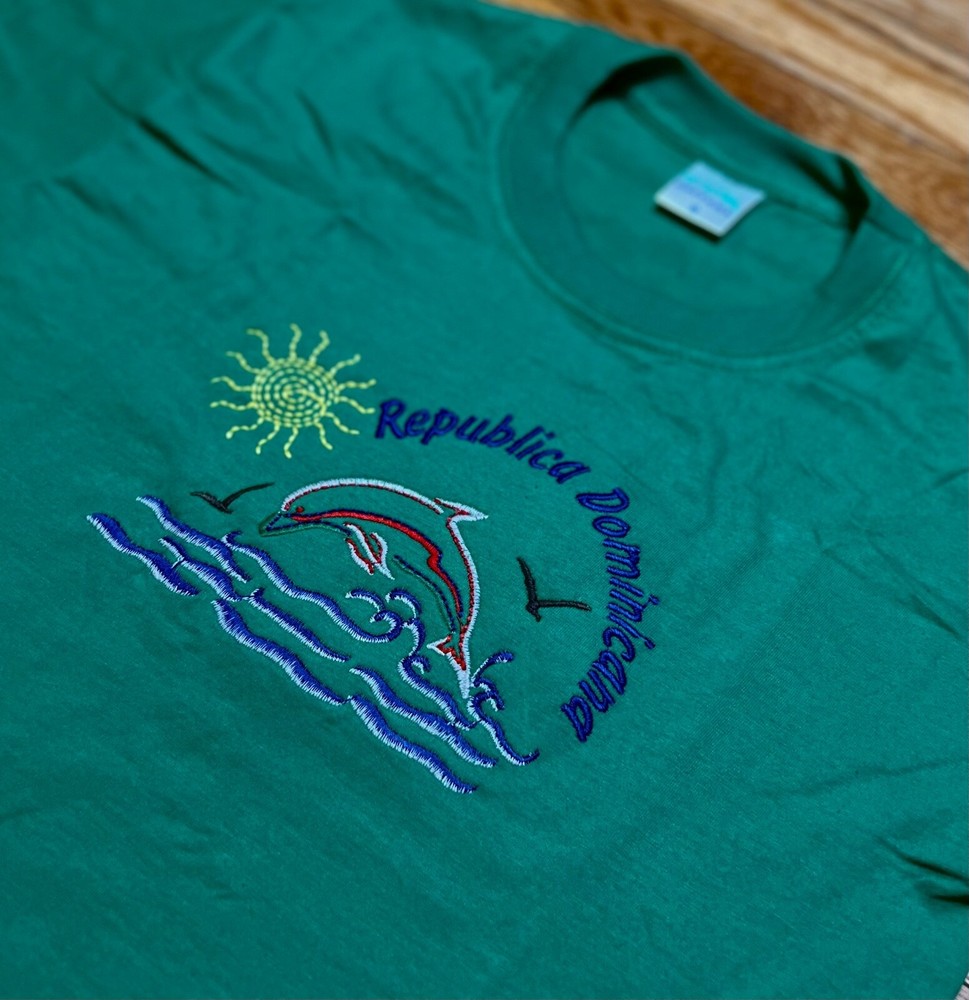 VTG Dominican Republic T Shirt Embroidered Dolphins Souvenir Mens Size S – Green