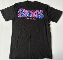 Sueños Chicago Graphic Print Logo T-Shirt Black Men’s Size M