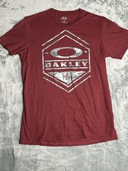 men’s oakley t shirt Medium Burgandy Maroon Made for Buckle