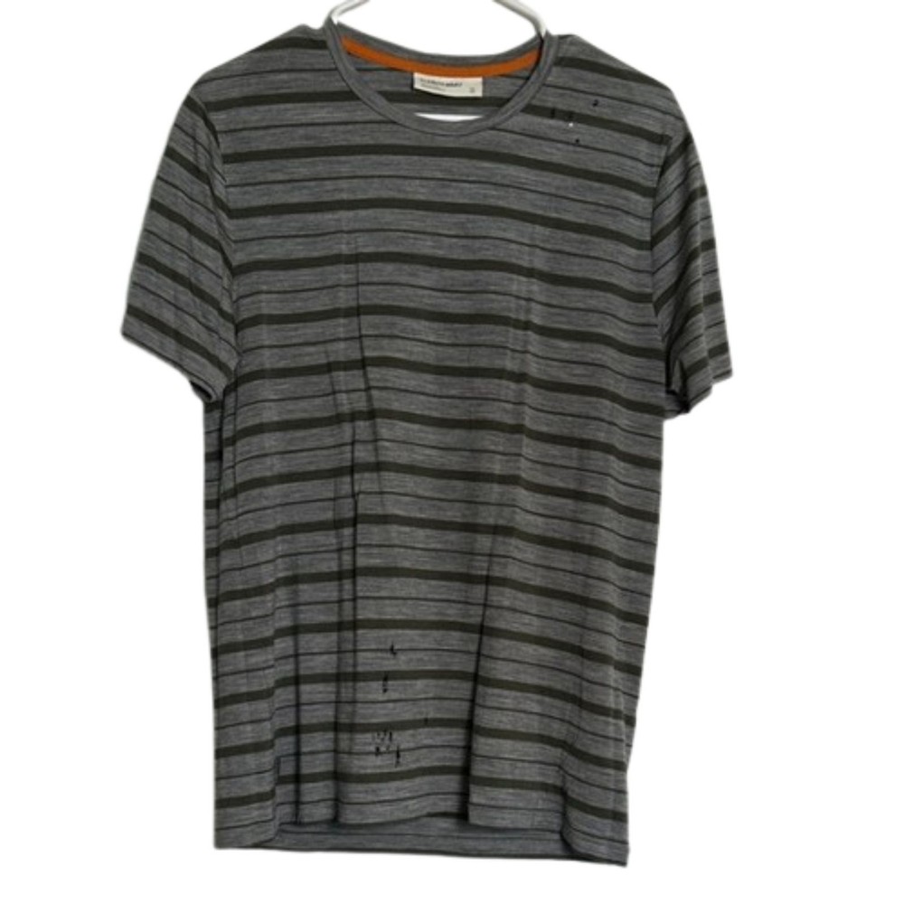 Icebreaker Wool Base Layer Crew Neck Tshirt Mens Medium Hiking Outdoors FLAWED