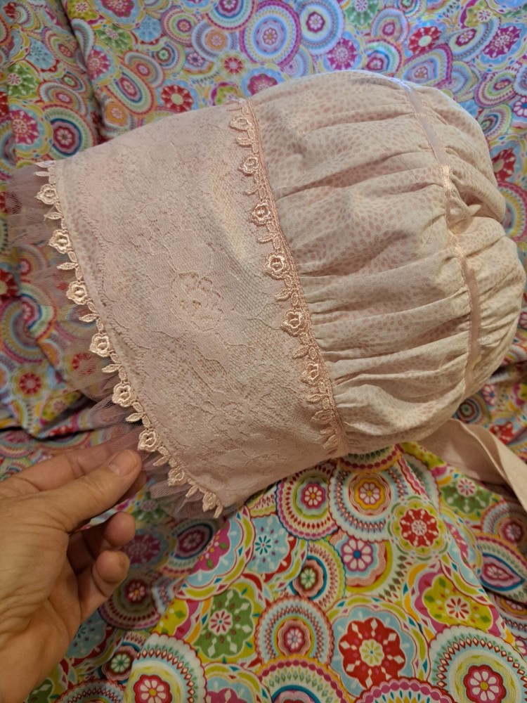 Bonnet, 21″ front from earlobe to earlobe. cosplay, tie youth to small adult.