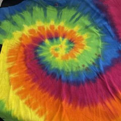 (2) Size L Tie Dyed T Shirts NWOT Hanes & Gildan Green Blue Yellow Orange Red