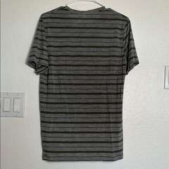 Icebreaker Wool Base Layer Crew Neck Tshirt Mens Medium Hiking Outdoors FLAWED