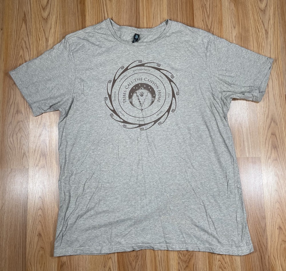 District Made Graphics T-Shirt Mens 2XL Extra Extra Large Gray Short Sleeve