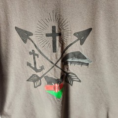 Gildan Ultra Cotton M Kenya Flag Cross Arrow Anchor Graphic T-Shirt Gray