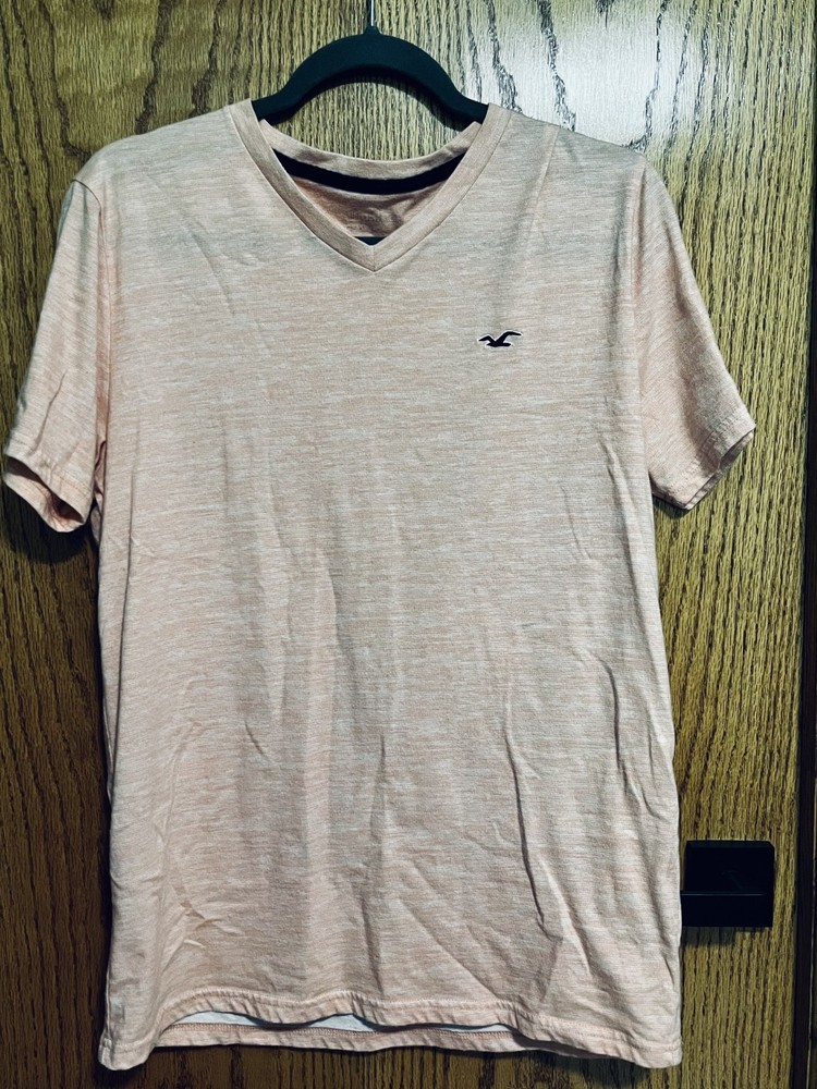 Hollister. Men’s pink tee. V neck with emblem Medium