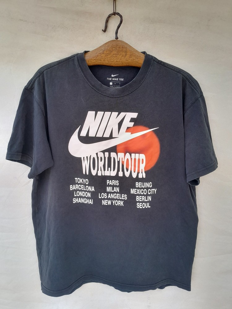 Nike World Tour Mens Medium Black Orange Graphic City Swoosh Streetwear Tee