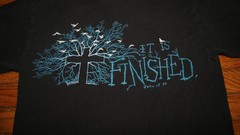 Vintage Y2K IT IS FINISHED John 19:30 Cross Tree Branches Print Black S TShirt