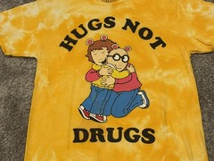 Vintage Y2K Arthur And Buster Bunny Hugs Not Drugs 2001 Marc Brown T-Shirt M