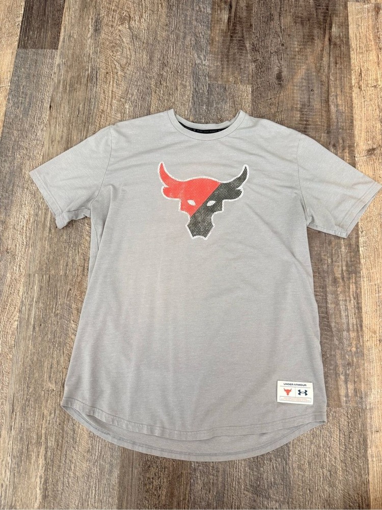 Under Armour Men’s Gray Short Sleeve Tee with Red and Black Bull Logo Large