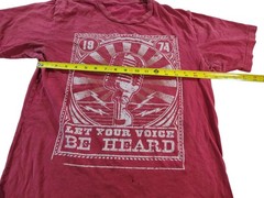 Men’s Small Red 1974 Let Your Voice Be Heard Graphic T-Shirt