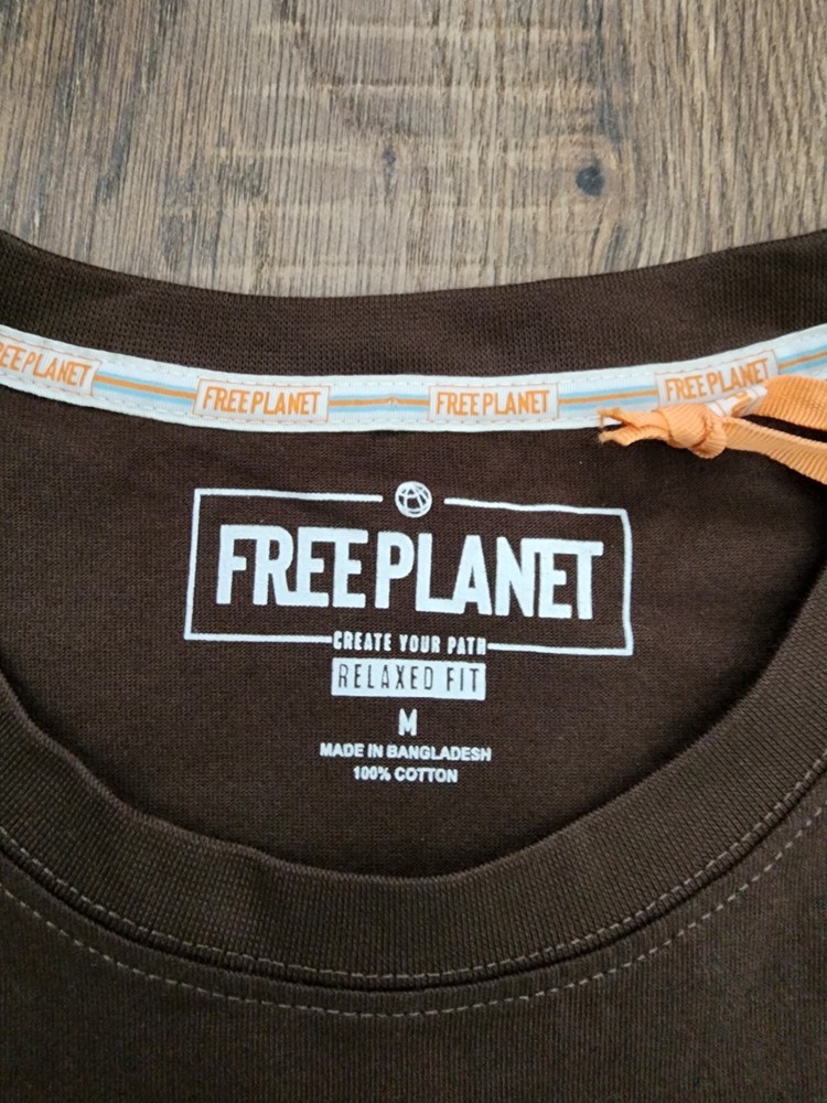 Free Planet Men’s Graphic Logo T-Shirt Brown Cotton Knit Crew Relaxed Fit M