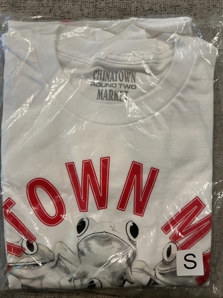 Round Two ChinaTown MARKET Frog UV White T-Shirt QTY in NEW Package Sz Small