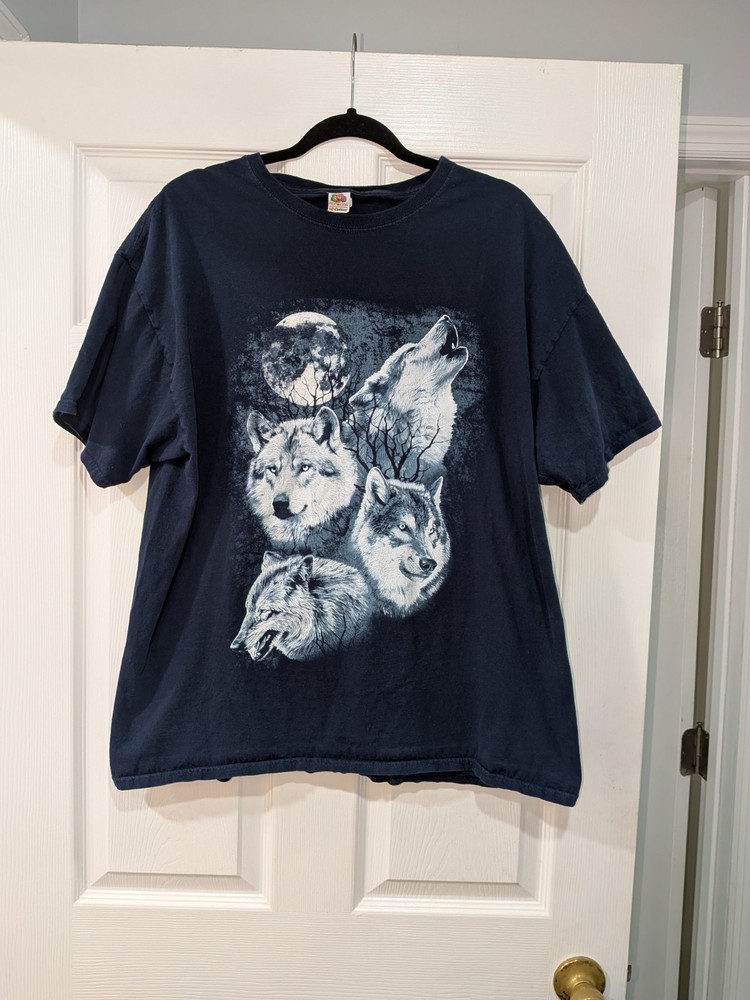 2000s Men’s Large Wolf T-shirt Fruit of The Loom Navy Short Sleeve Graphic Tee