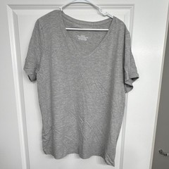 NEW Women’s Light Gray V-Neck Short Sleeve T-Shirt XL 90%cotton