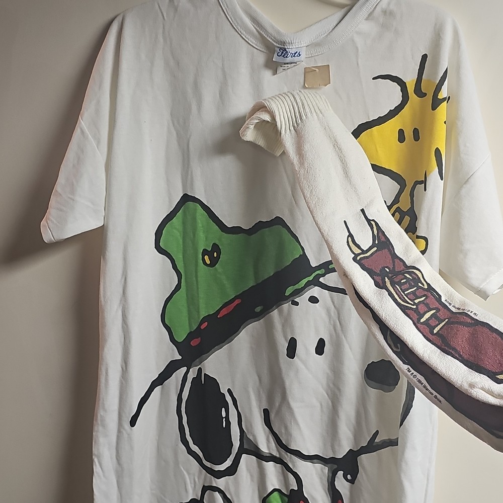 Flirts Peanuts Snoopy Woodstock Graphic Tee One Size White with included socks