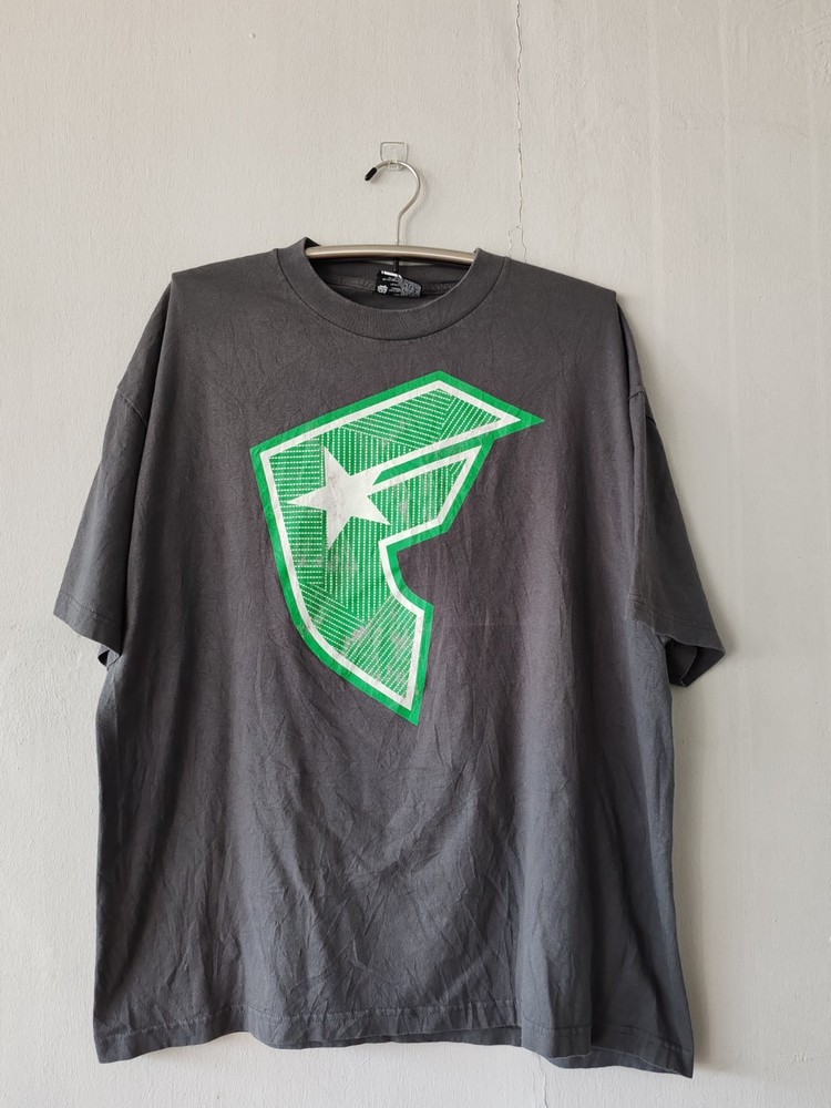 Vintage y2k Famouse Star And Strap Big Logo T Shirt