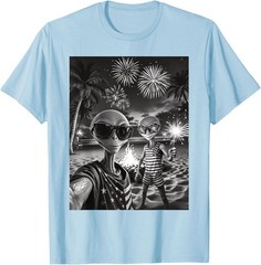 Patriotic Alien Selfie USA Fireworks 4th of July Funny Alien T-Shirt
