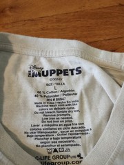 white muppets kermit the frog with a banjo “country roots” graphic tee large