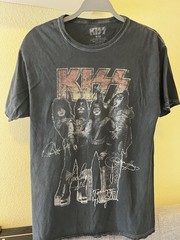 KISS men’s T-shirt with band members Autographs Size S/M on KISS label