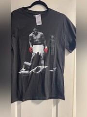 Muhammad Ali Knockout Victory Red Boxing Gloves T-Shirt Men’s Medium – Brand New