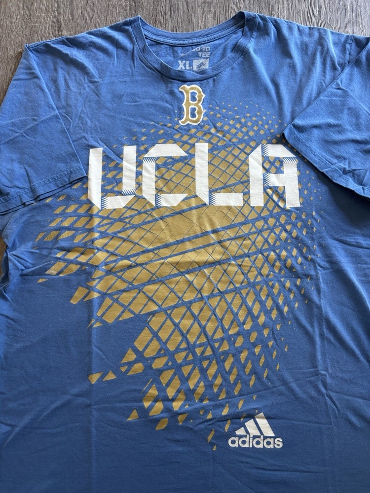 adidas The Go-To Tee UCLA Bruins Graphic Print Blue Men’s Crew Neck T-Shirt XL