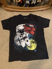Space astronaut w/ boombox hiphop moon graphic Shirt XL Alab Clothing Big Print