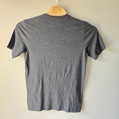 Travis Mathew Seize The Carp Graphic T Shirt Men’s Med Charcoal Gray Pima Cotton