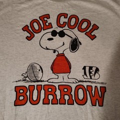 HOMAGE Cincinnati Bengals Joe Cool Burrow Snoopy Peanuts Graphic Tee Men’s (L)