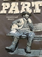 Knotts Berry Farm 3XL T-Shirt HANDSOME BRADY and WHISKEY BILL Bench Sculpture