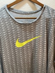 Nike The Nike Tee Men’s Size 2XL T-shirt Dark Grey Yellow Swoosh