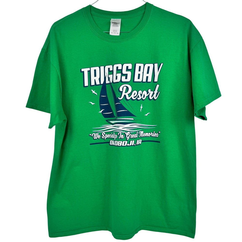Triggs Bay Resort Lake Okoboji Iowa Souvenir Graphic T-Shirt Men’s L/XL 44″Chest