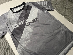 DAKINE XL ATHLETIC LIGHT WEIGHT SHORT SLEEVE SHIRT…SEE DESCRIPTION/CONDITION