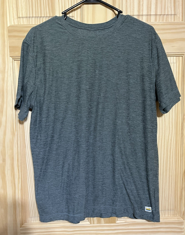Vuori Men’s Gray Solid Crew Neck Short Sleeve T-Shirt Logo, M Polyester/Elastane