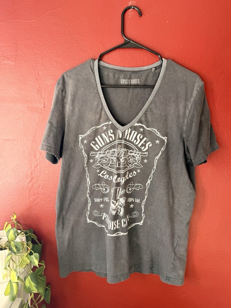 Guns N’ Roses “Paradise City” V-Neck Graphic Tee – Size L