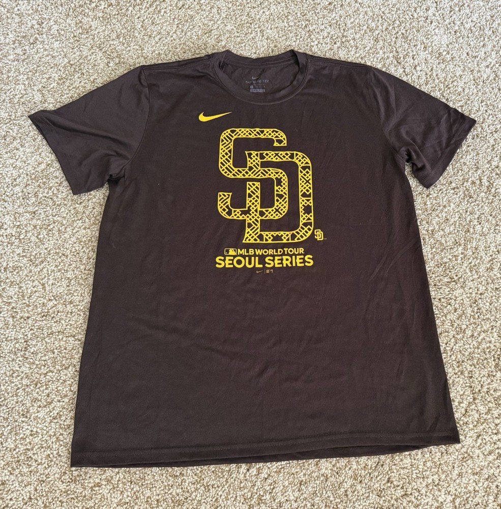 The Nike Tee Men’s Short Sleeve T-Shirt MLB WORLD TOUR Size L