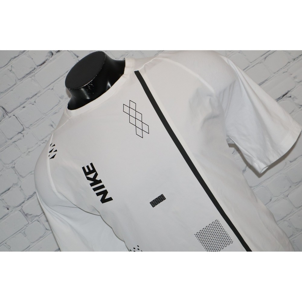 Nike T-Shirt Mens XL White Graphic Dri-Fit Polyester Spandex Performance Tee **