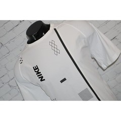 Nike T-Shirt Mens XL White Graphic Dri-Fit Polyester Spandex Performance Tee **