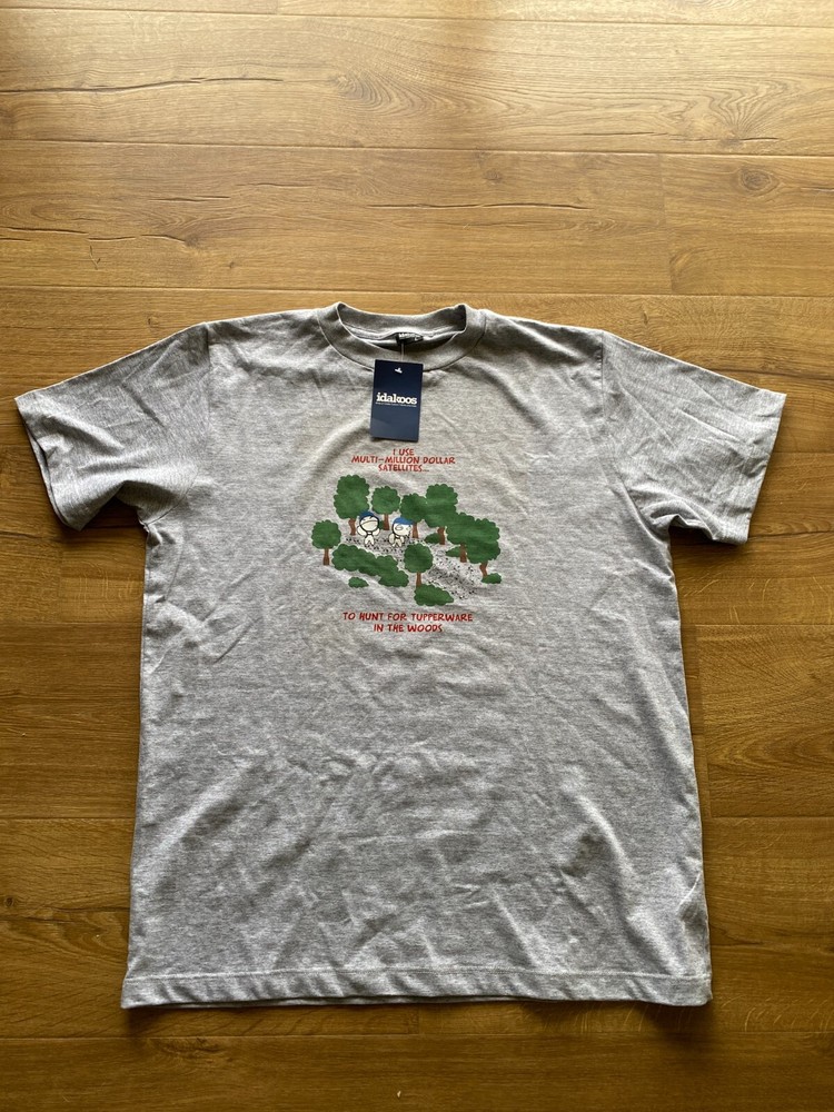 idakoos T-Shirt “Use Multi-Million Dollar Satellites To Hunt Tupperware” NWT – L