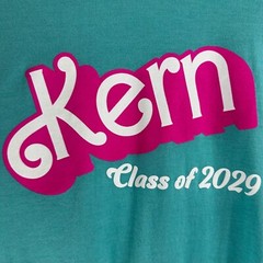 Kern Class of 2029 T-Shirt Graphic Tee Medium Barbie Ken Students Designers